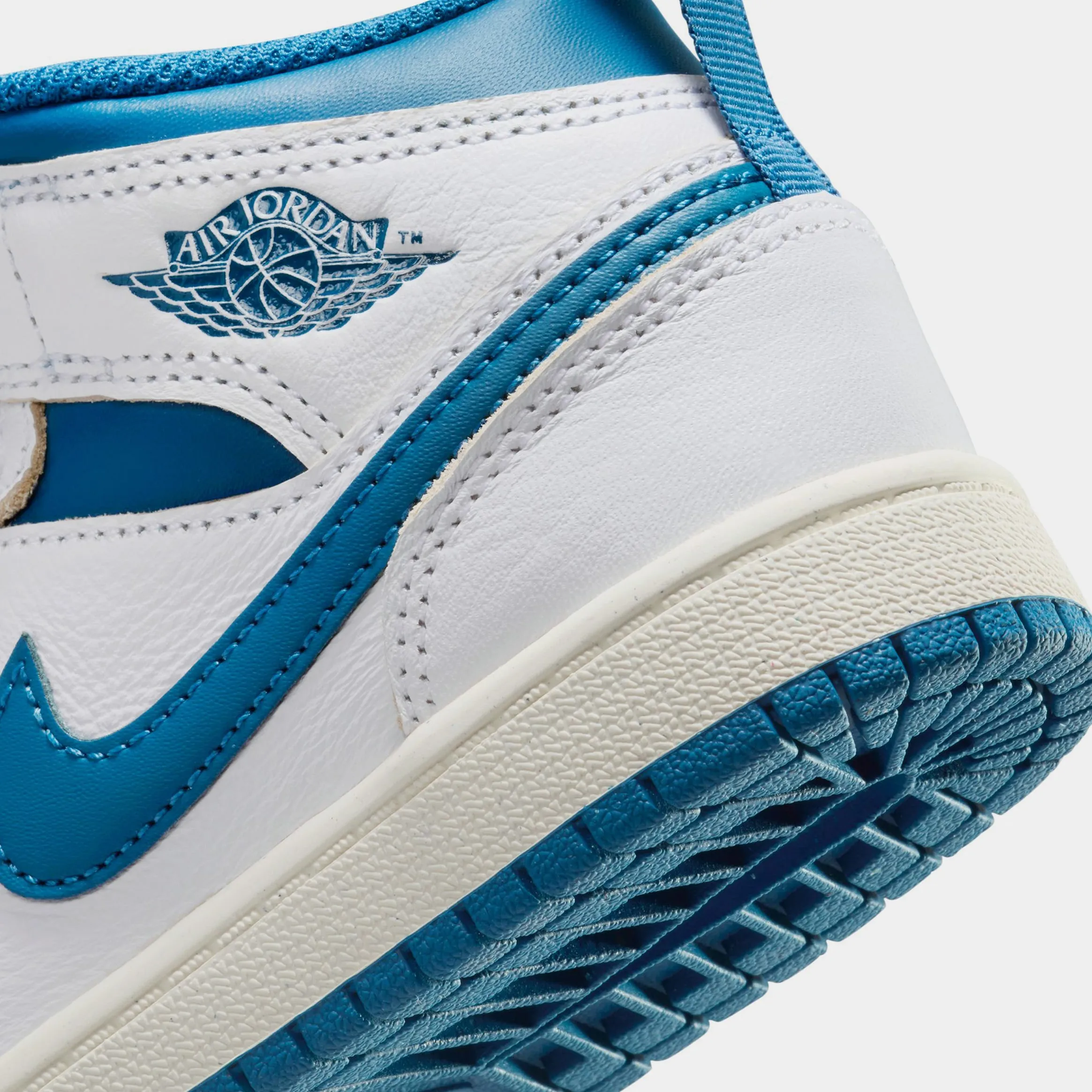 Air Jordan 1 Retro Mid SE Industrial Blue Preschool Lifestyle Shoes (White/Sail/Industrial Blue)